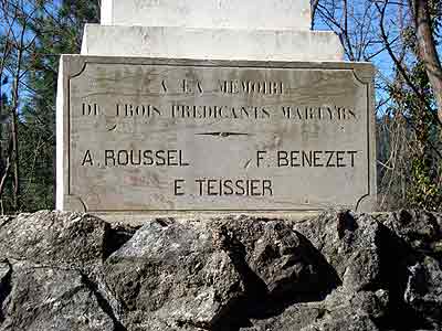 socle de l'oblisque en mmoire de trois prdicants martyrs  Aulas (30)