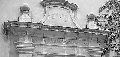 fronton de la porte du temple de Die