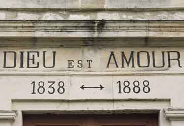 inscription au dessus de la porte du temple de St Fortunat