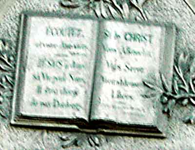 bible en faade du temple d'Aubenas