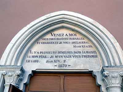 Inscription au dessus de la porte d'entre de la chapelle de l'hpital