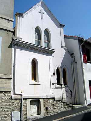 autre vue de la faade du temple protestant de Biarritz