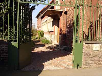 le temple, le presbytre et la conciergerie de Bohain