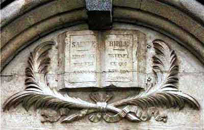 bible en relief du temple de Boisseron
