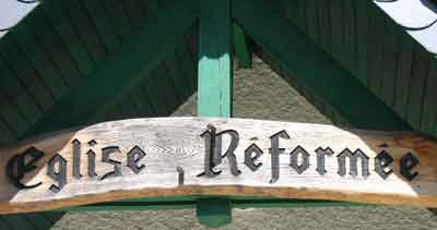 pancarte au dessus de la porte d'entre du temple de Cauterets