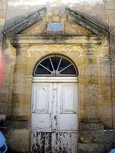 porte d'entre du temple de Cournonsec