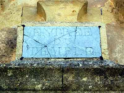 plaque au dessus de la porte du temple de Cournonsec