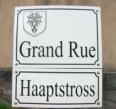 plaque de rue prs de l'glise protestante de Kirrberg