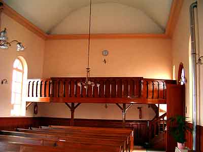intrieur du temple de La Fre : fond de la salle et tribune