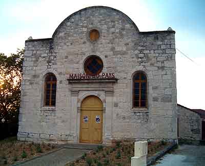 faade du temple dsaffect de Lacpde