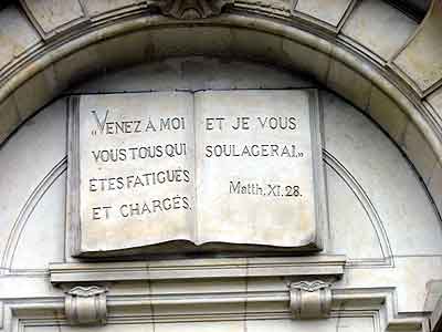bible en faade du temple du Mans