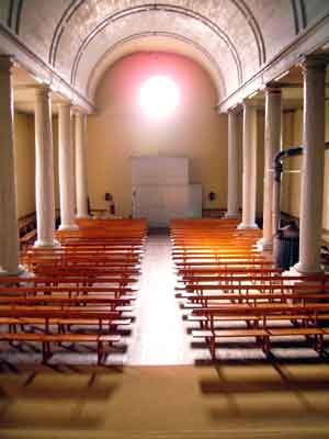 intrieur du temple du Mazet Saint Voy vers l'entre au fond