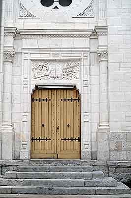 porte d'entre du temple de Montluon