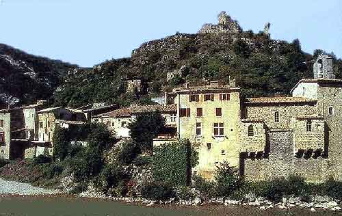 vue gnrale de Pontais et de son temple