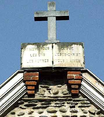 dtail de la faade du temple de Tarbes
